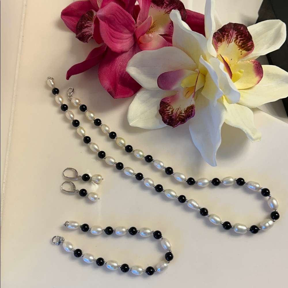 Elegant Black Onyx and White Pearl SS Jewelry Set